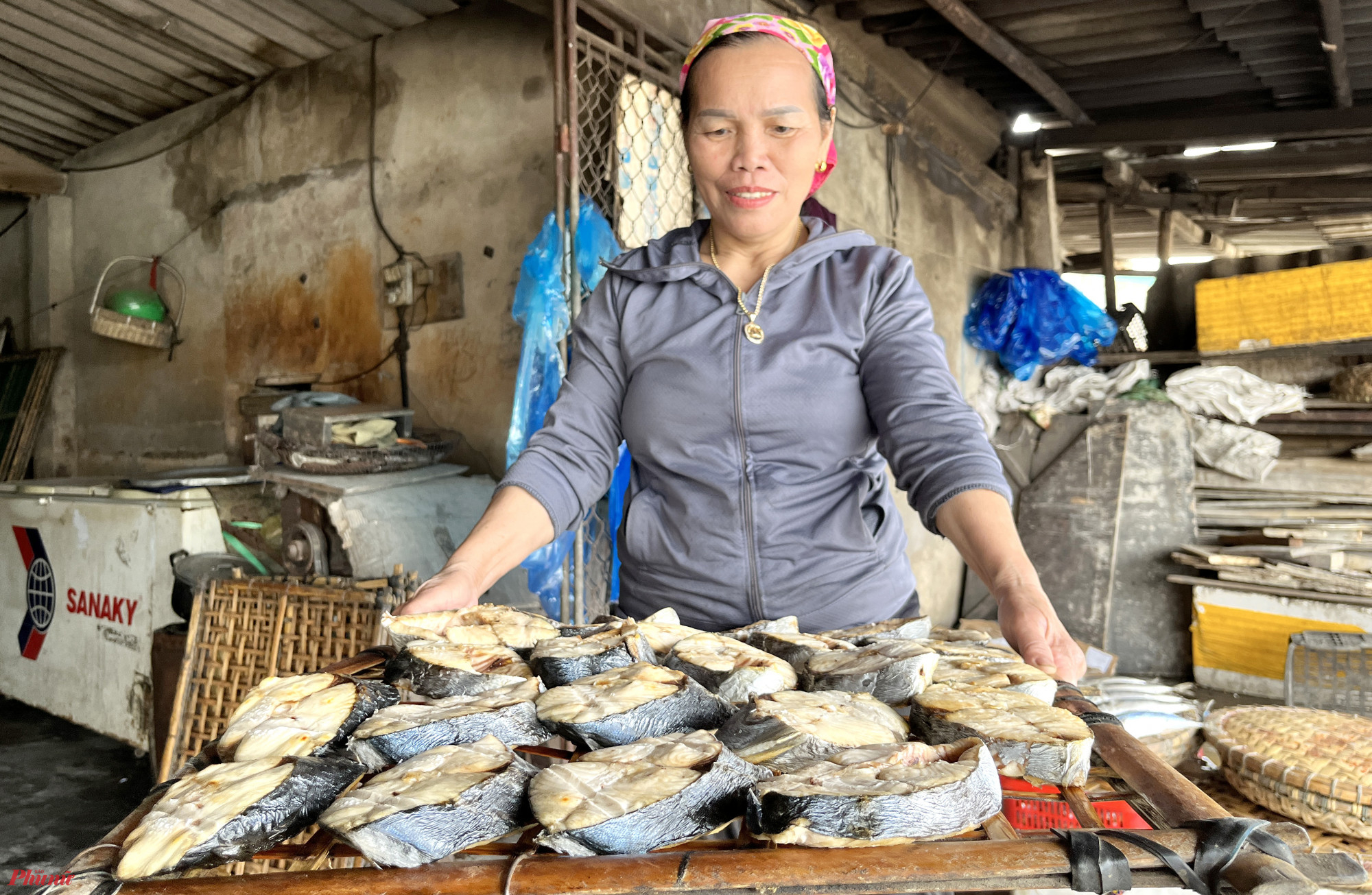 Những ngày này, các cơ sở nướng cá ở xã Nghi Thuỷ (thị xã Cửa Lò, tỉnh Nghệ An) cũng đang phải thuê thêm lao động thời vụ, hoạt động hết công suất bởi các đơn hàng đặt cá nướng làm quà biếu tăng cao. 