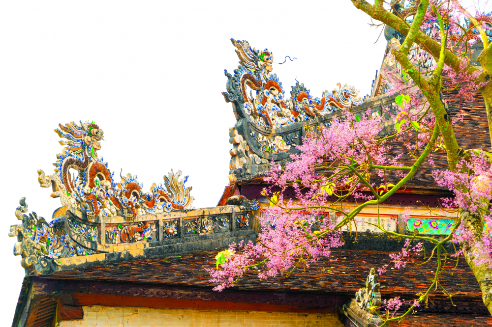Họa tiết hình rồng trên nóc điện Thái Hòa được các nghệ nhân  làm khá công phu, cầu kỳ  - ẢNH: NGUYỄN PHÚC BẢO MINH