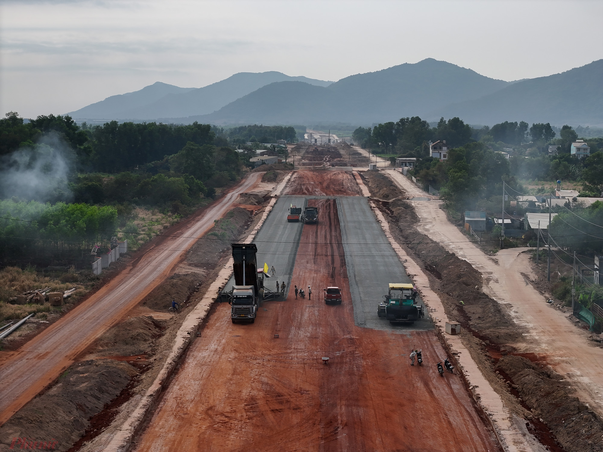 Các máy móc, xe lu tất bật thi công tại công trình dự án.