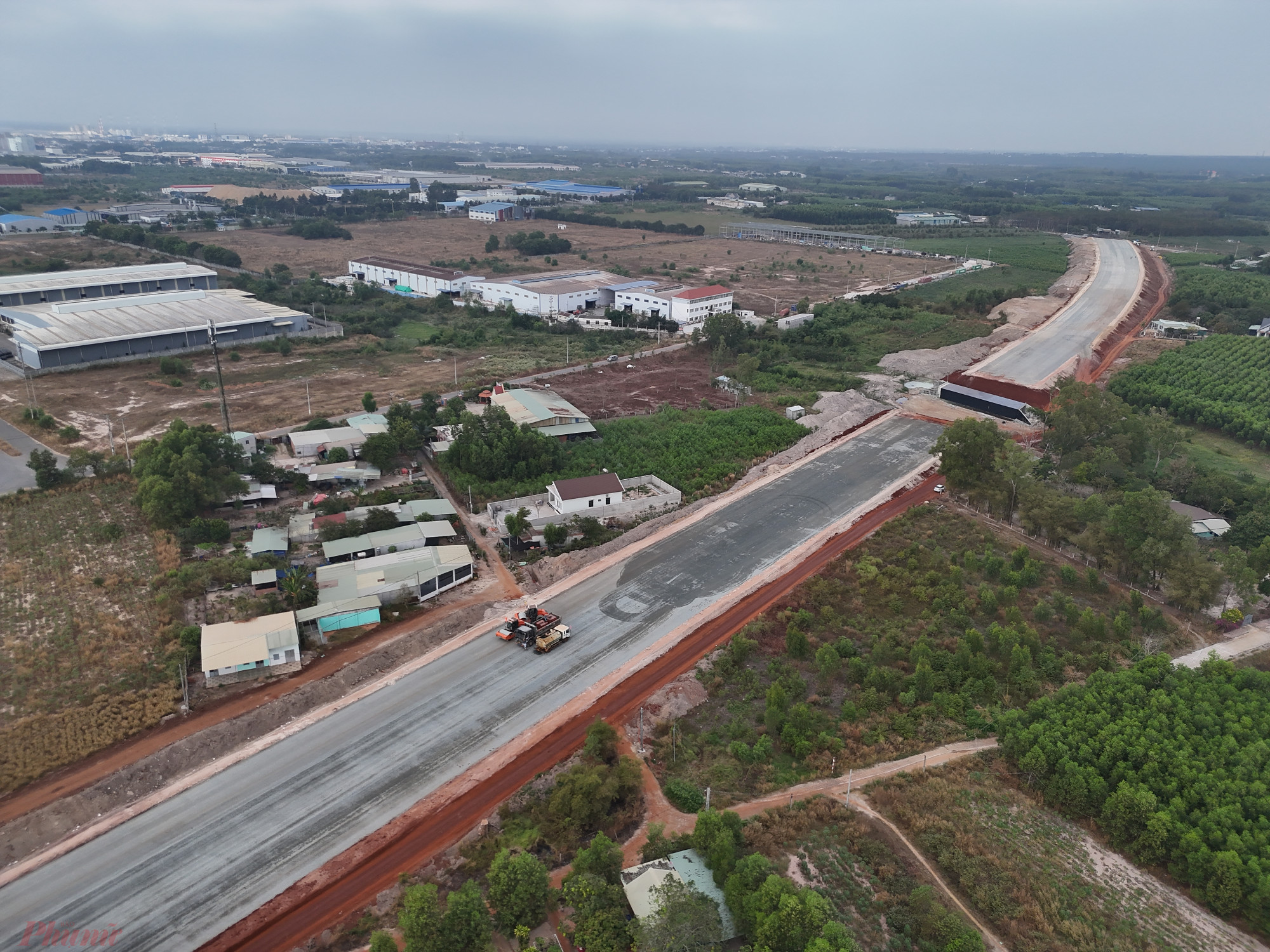 Cao tốc Biên Hòa - Vũng Tàu có chiều dài 53km đi qua địa bàn tỉnh Đồng Nai và Bà Rịa - Vũng Tàu, với tổng mức đầu tư 17.800 tỷ đồng. Dự án được chia làm 3 thành phần: Dự án thành phần 1 và 2 là đoạn qua địa bàn tỉnh Đồng Nai, dài khoảng 34km; dự án Thành phần 3 là đoạn đi qua địa bàn tỉnh Bà Rịa - Vũng Tàu, dài 19,5 km.   Sau hơn 6 tháng thi công (khởi công từ tháng 6/2023), dự án cao tốc Biên Hòa - Vũng Tàu qua đoạn Bà Rịa – Vũng Tàu đã hình thành một con đường rộng lớn. Trong ảnh là đoạn cao tốc phái Bà Rịa Vũng – Tàu đã thành hình, nhiều đoạn đường đã được trải đá, trải nhựa.