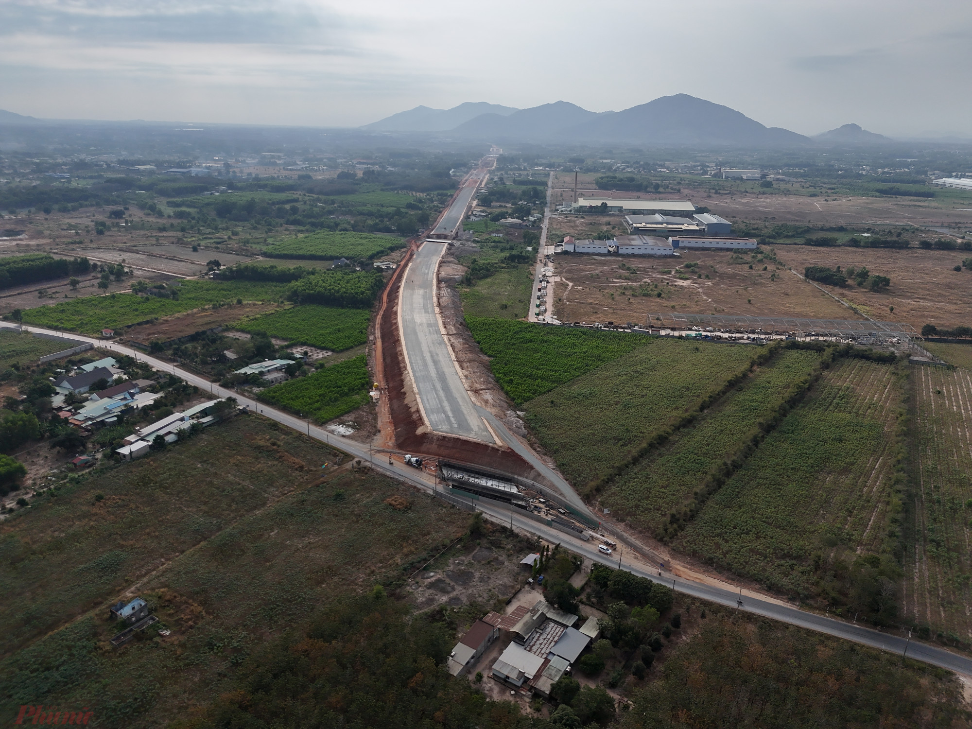 Ở phía Đồng Nai, dự án đường cao tốc Biên Hòa - Vũng Tàu giai đoạn 1 có chiều dài khoảng 54km, trong đó đoạn qua địa bàn tỉnh Đồng Nai dài khoảng 34km được chia thành dự án thành phần 1 và dự án thành phần 2. Tuy nhiên, hiện nay hình hài cao tốc ở đoạn thuộc Đồng Nai vẫn chưa thấy gì.