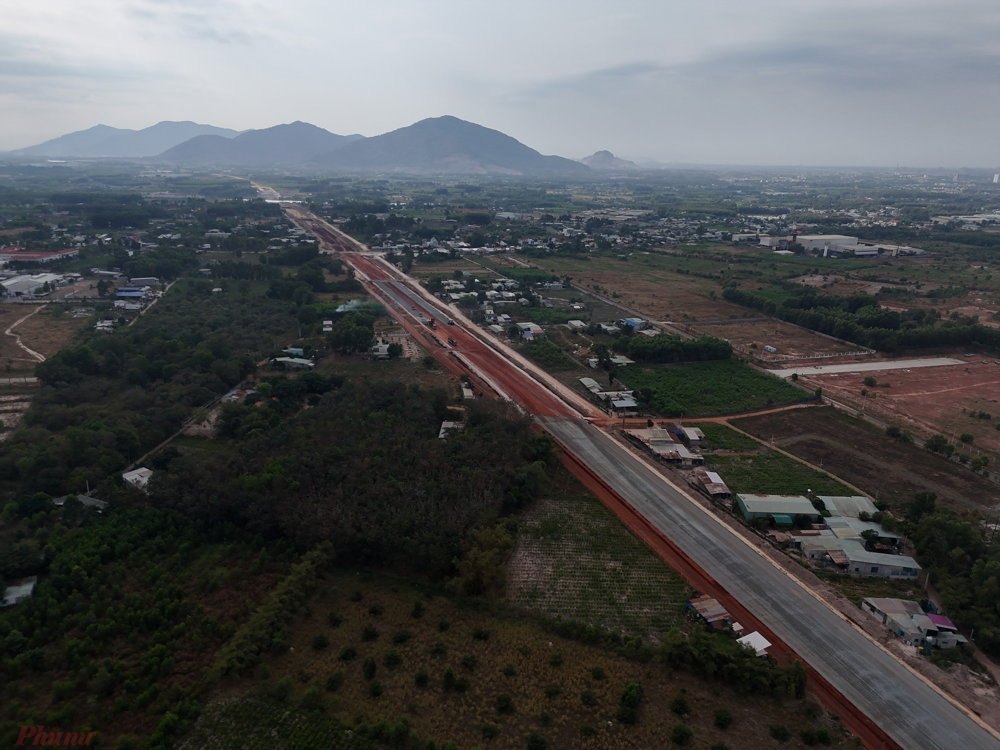 Dự án cao tốc Biên Hòa – Vũng Tàu dự kiến hoàn thành tháng 9/2025. Trong đó thời gian thi công là 24 tháng, thời gian bảo hành công trình (phần mặt đường) là 10 năm.Sau khi hoàn thành, ôtô từ TP HCM đi Vũng Tàu đều qua cao tốc, thời gian di chuyển rút ngắn từ 120 phút còn 70 phút.