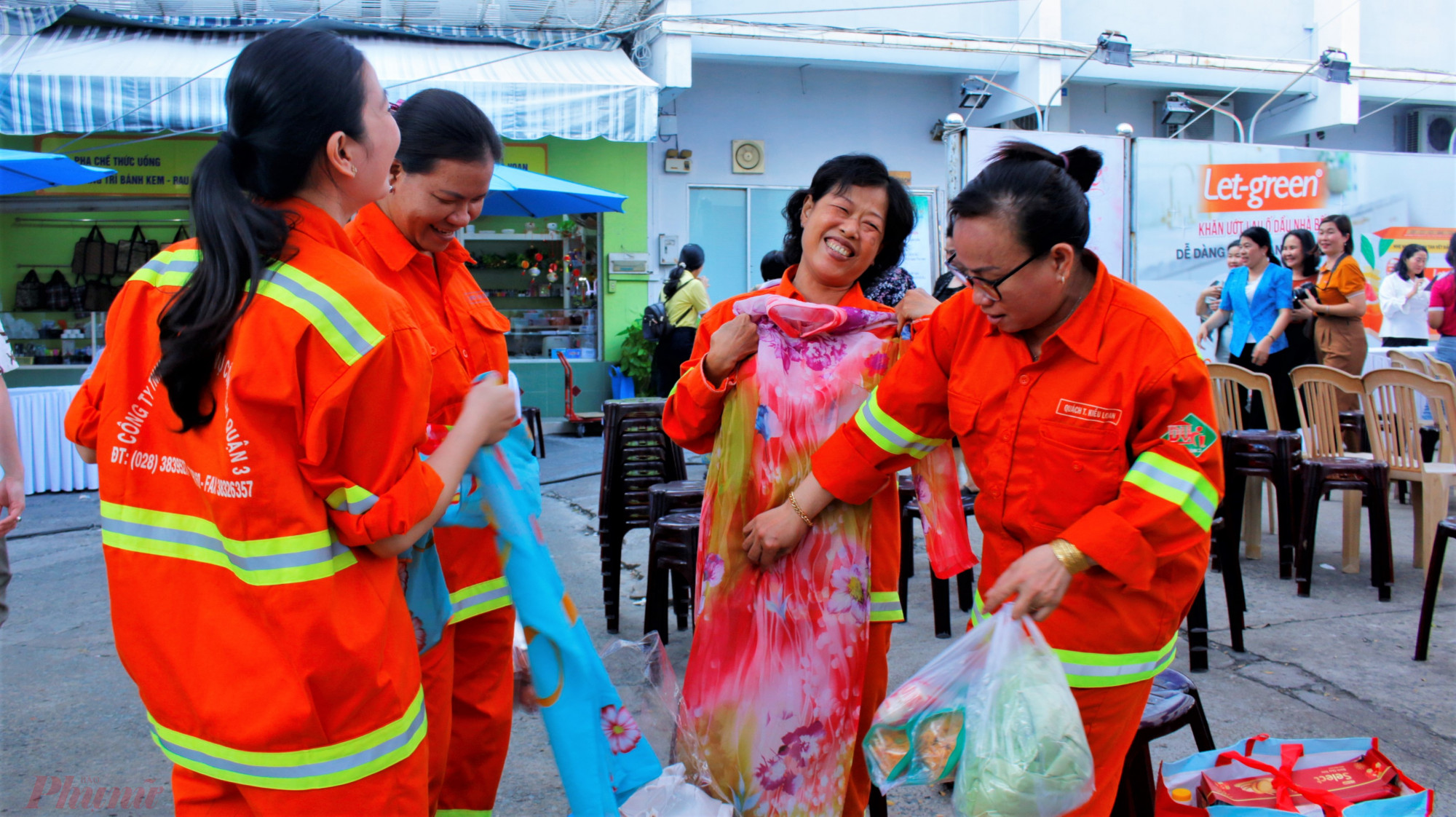  Nữ công nhân lao động môi trường đô thị vui mừng khi tham chương trình  “Xuân yêu thương - Tết nghĩa tình”.