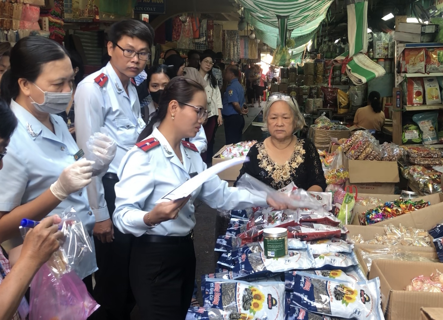 Thanh tra Sở ATTP TPHCM kiểm tra nguồn gốc, xuất xứ hàng hóa thực phẩm tại chợ Bình Tây (quận 6, TPHCM) sáng 26/1 - Ảnh: Quốc Ngọc