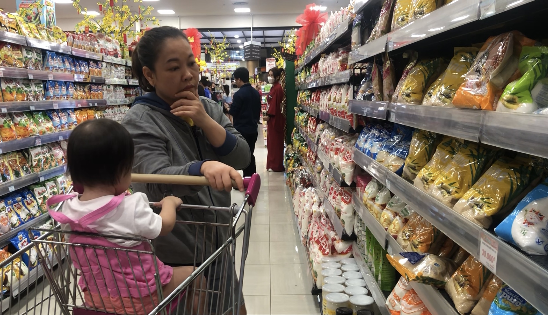 Người dân mua sắm Tết tại siêu thị Aeon Bình Tân - Ảnh: Quốc Ngọc