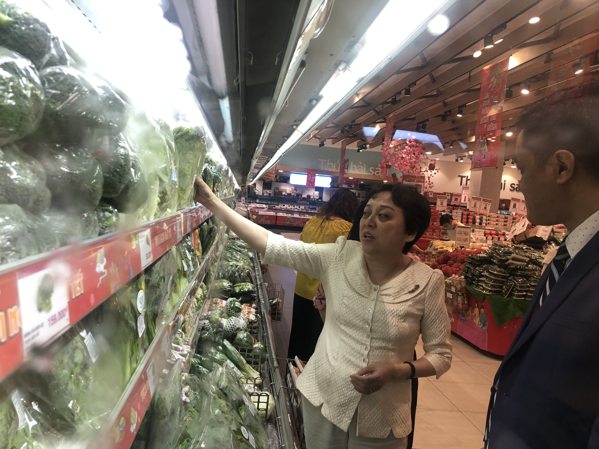 Bà Phạm Khánh Phong Lan - Giám đốc Sở ATTP TPHCM - khảo sát siêu thị Aeon Bình Tân, TPHCM sáng 26/1 - Ảnh: Quốc Ngọc