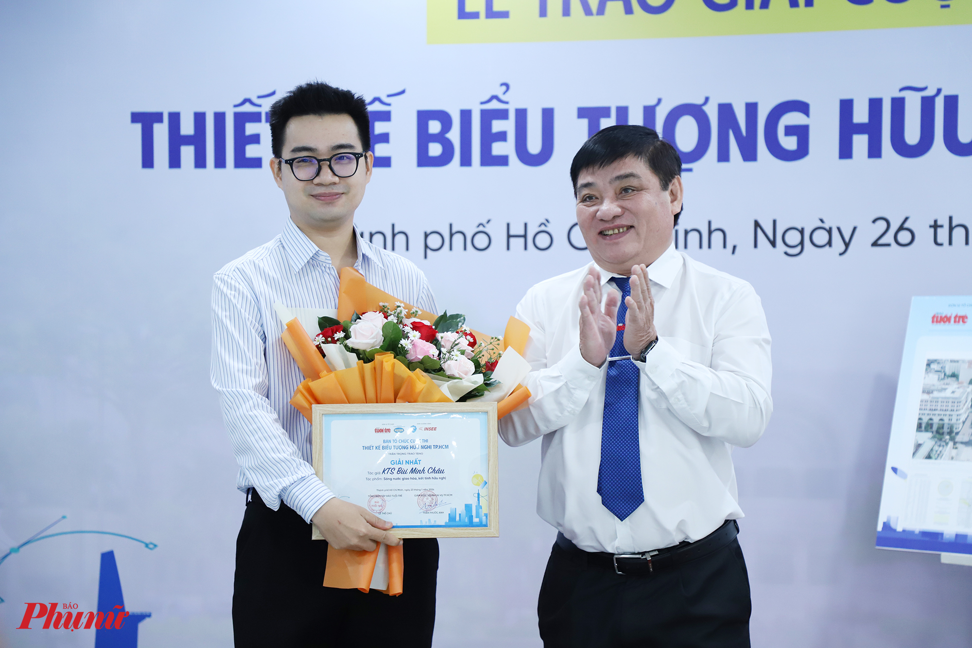 KTS Bùi Minh Châu được ông Lê Thế Chữ trao giải