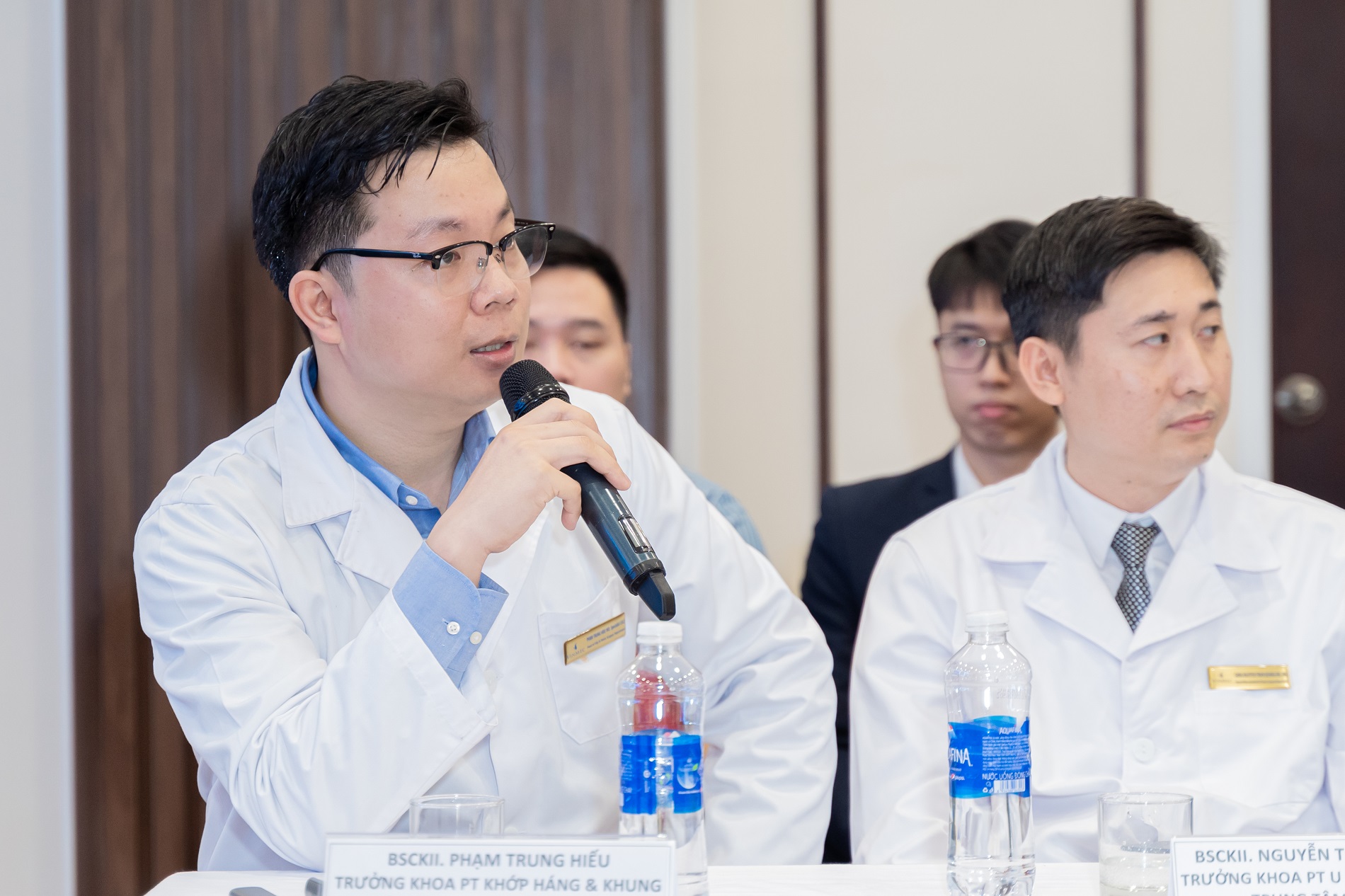ThS.BS.CKII Phạm Trung Hiếu chia sẻ về những bước tiến mới nhất của công nghệ 3D trong y học được áp dụng cho ca bệnh u xương phức tạp - Ảnh: Vinmec