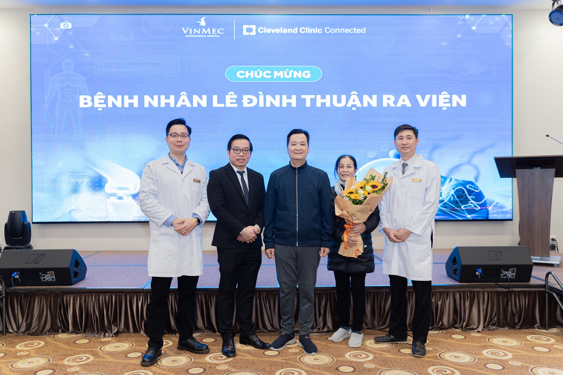 Bệnh nhân Thuận (chính giữa) ra viện trong niềm vui của gia đình và ekip y bác sĩ điều trị - Ảnh: Vinmec