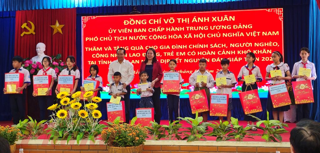 Phó Chủ tịch nước Võ Thị Ánh Xuân tặng quà tết cho trẻ em có hoàn cảnh khó khăn tại huyện Bến Lức