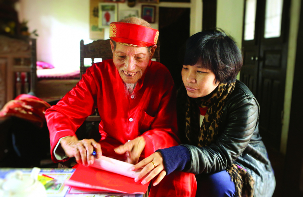 Nhà nghiên cứu Nguyễn Thị Thu Hòa và cao niên làng Kim Hoàng