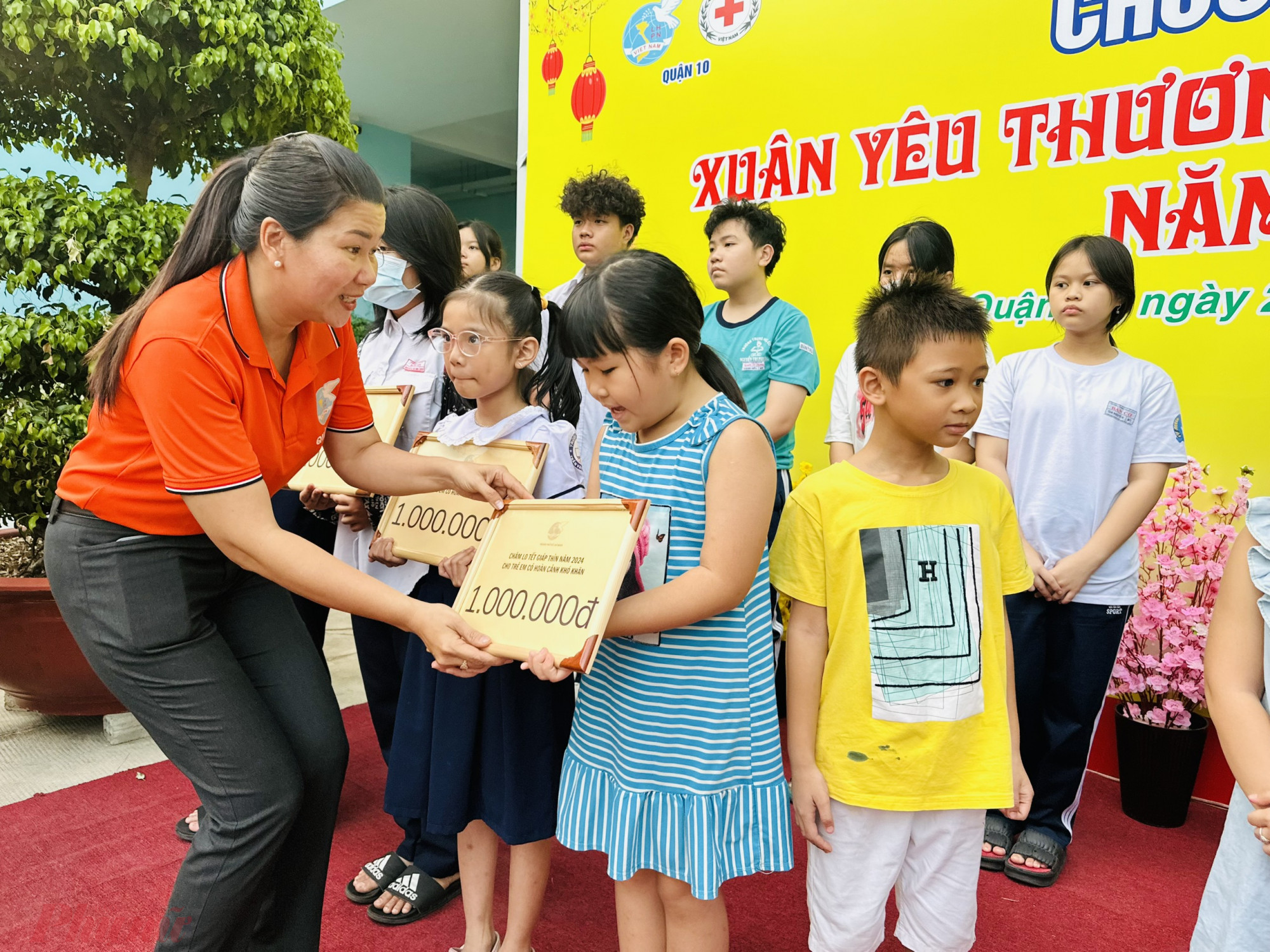 Bà Lê Thị Thu Hồng - Chủ tịch Hội LHPN quận 10 trao quà tết cho trẻ mồ côi do dịch Covid-19.