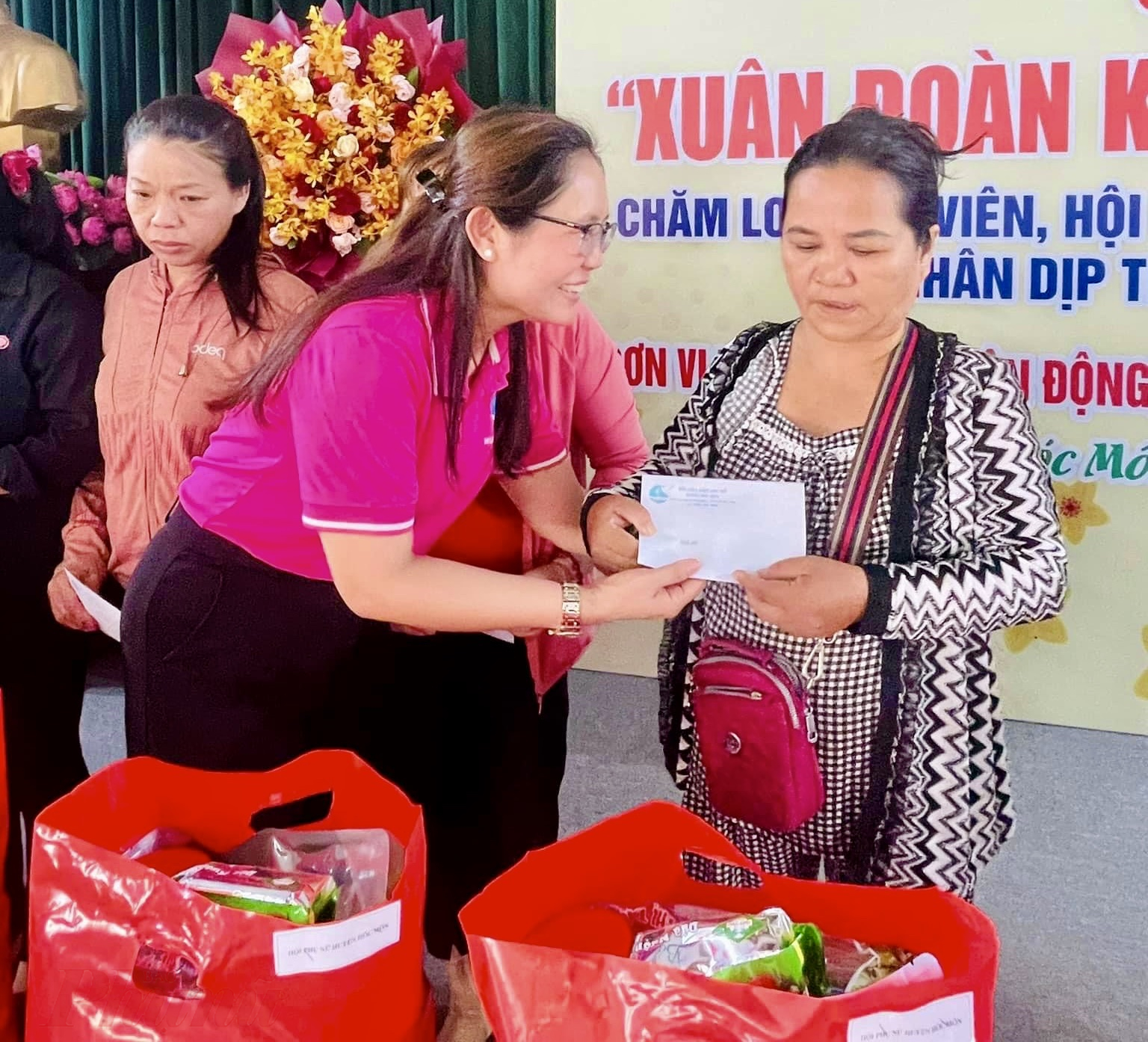 Hội LHPN huyện Hóc Môn tặng quà cho phụ nữ nhân dịp Tết Giáp Thìn 2024