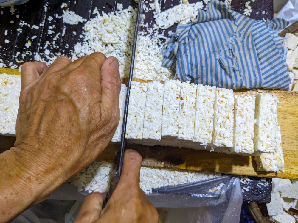 Thợ đóng bánh và cắt bánh phải khéo tay để cho ra những mẻ bánh đẹp mắt