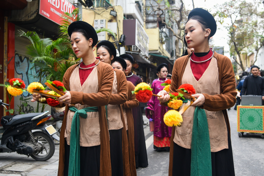 Chương trình có nhiều hoạt động đặc sắc mang đậm nét văn hoá Việt xưa. Đoàn rước lễ trong sáng 28/1 với trang phục truyền thống xuất phát từ ngôi nhà di sản 87 Mã Mây.