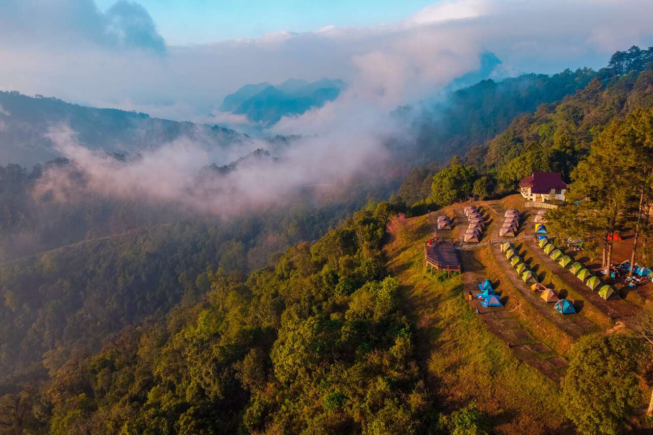 Ở đâu? Tùy tài chính và sở thích, bạn có thể đặt phòng, thuê lều, resort... Giá lưu trú khoảng 300.000 đồng/người tùy dịch vụ và cơ sở vật chất.