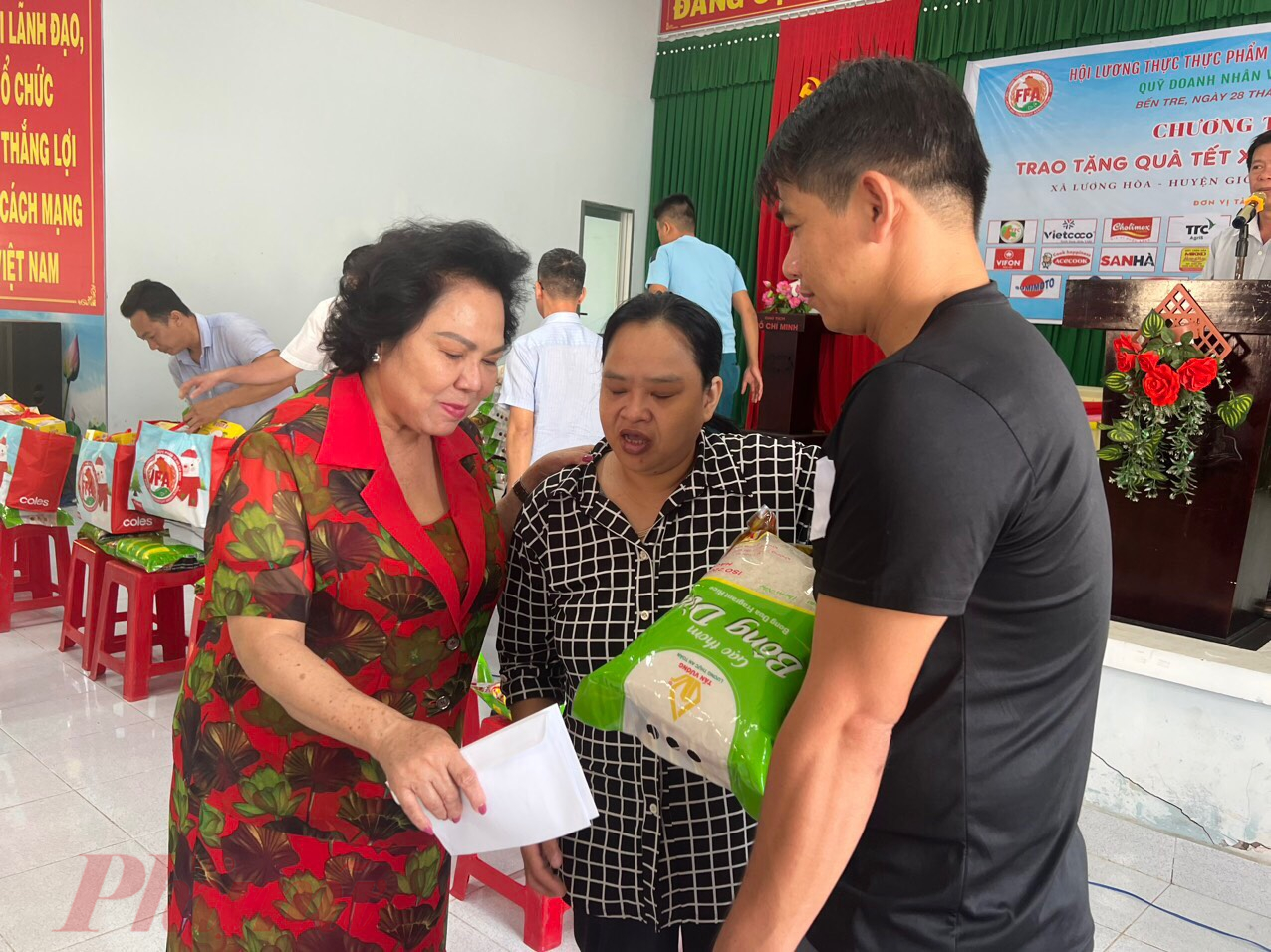 Bà Lý Kim Chi tặng quà tết cho người dân khó khăn 