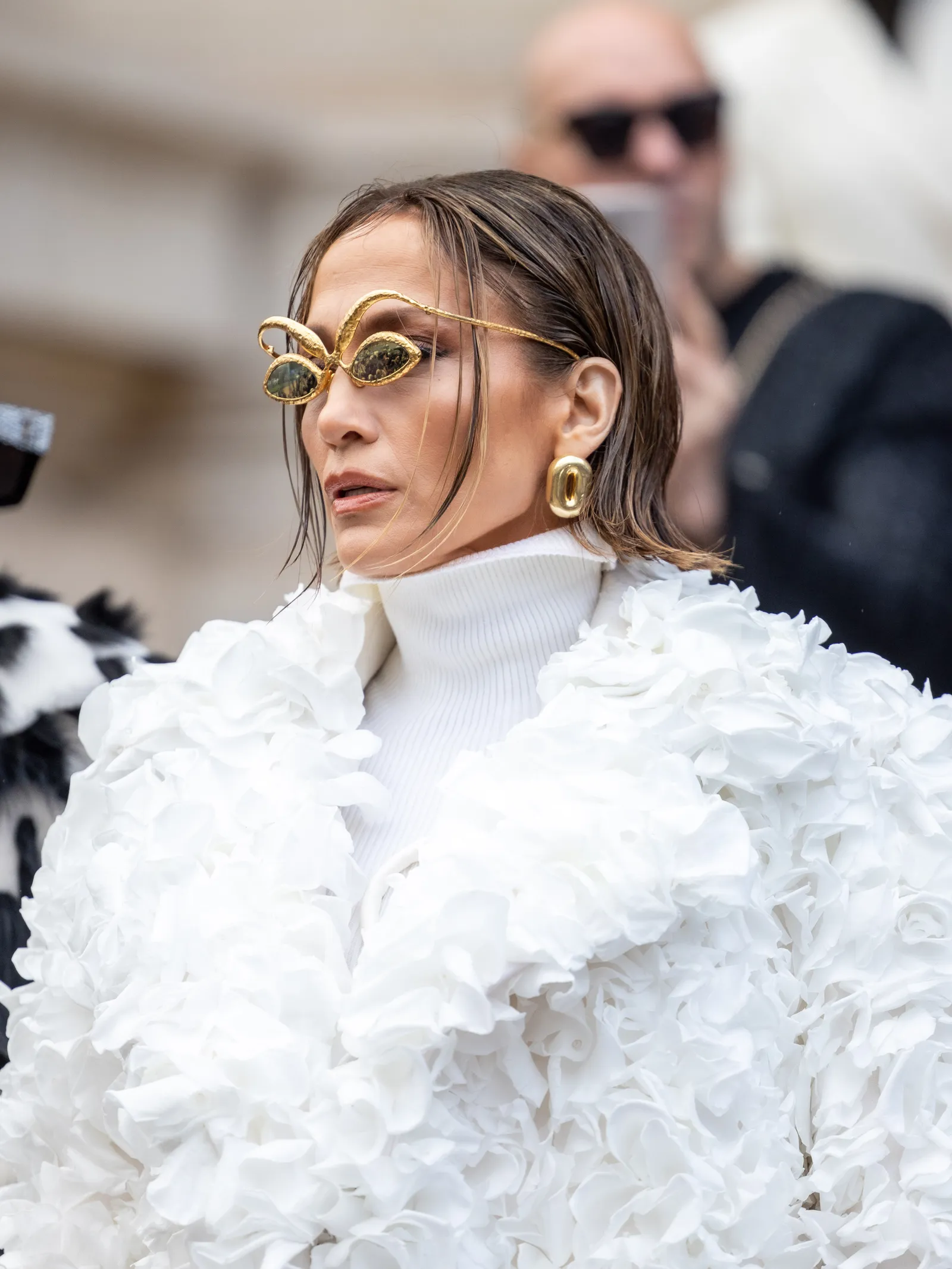 Not only wearing unique outfits, Jennifer also scored points when coordinating strange accessories, which were stylized glasses.