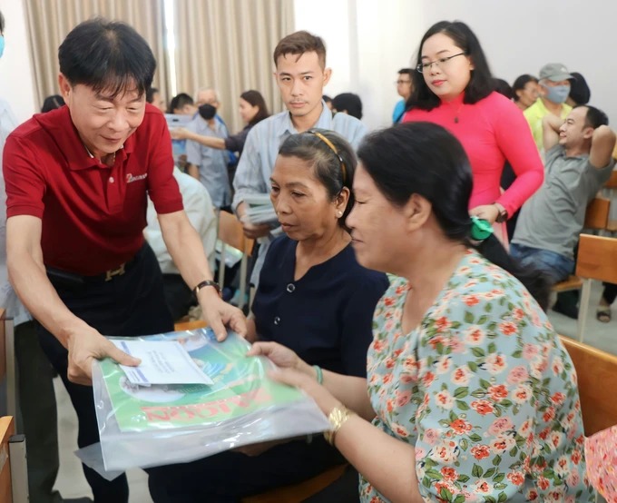 Ông Phạm Trung Kiên trao quà cho đảng viên có hoàn cảnh khó khăn