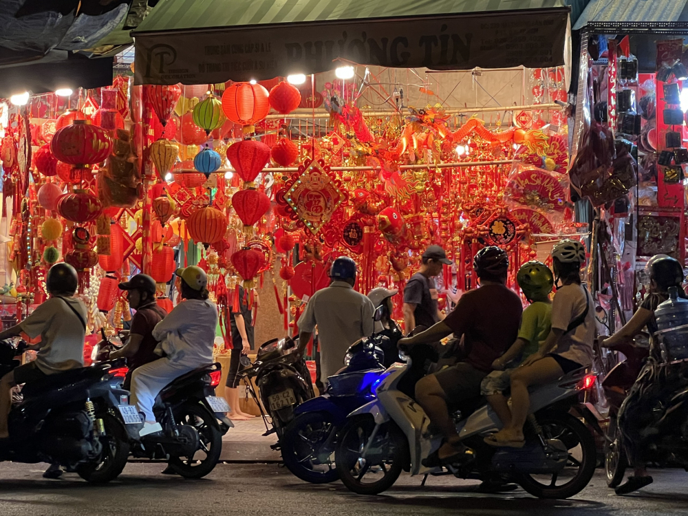 Dù là buổi tối nhưng vẫn có rất nhiều người qua lại các gian hàng. Ảnh - Myngoc Vo