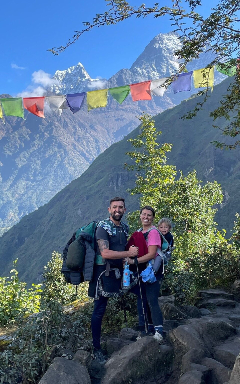 Theo truyền thông Anh đưa tin, Carter Dallas đã leo lên địa điểm phía nam ở Nepal vào ngày 25/10/2023. Cậu bé đã hoàn thành chuyến đi này trên lưng của cha mình là anh Ross Dallas (35 tuổi) và mẹ Jade (31 tuổi). Gia đình 3 người của họ đã thực hiện chuyến du lịch vòng quanh châu Á kéo dài một năm. Và chuyến đến trại căn cứ Everest là một trải nghiệm tuyệt vời của họ.