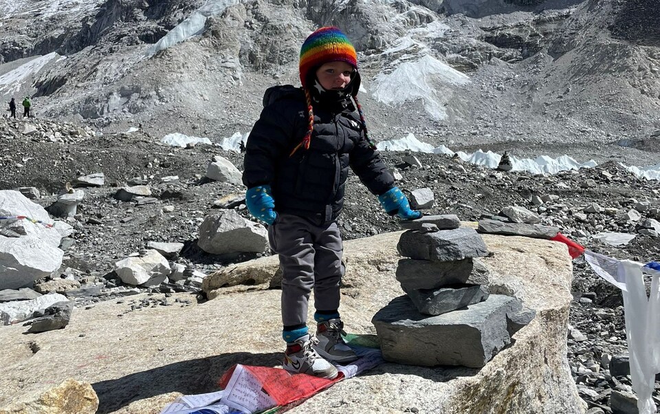 Theo thống kê, mỗi năm, có khoảng 40.000 người đi bộ đến trại căn cứ Everest ở Nepal nhưng chỉ có 800 người cố gắng leo lên toàn bộ ngọn núi cao hơn 3.000m. Và thống kê cũng cho thấy bé Carter là người trẻ nhất đã đến được South Base Camp. Em đã phát kỷ lục trước đó của một đứa trẻ 4 tuổi đến từ Cộng hòa Séc.