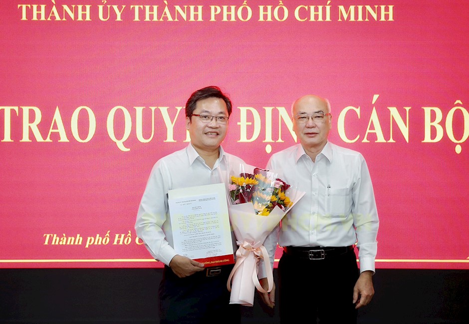 Trưởng ban Tuyên giáo Thành ủy TPHCM Phan Nguyễn Như Khuê trao quyết định cho ông Lê Cao Cường - Ảnh: hcmcpv.org.vn