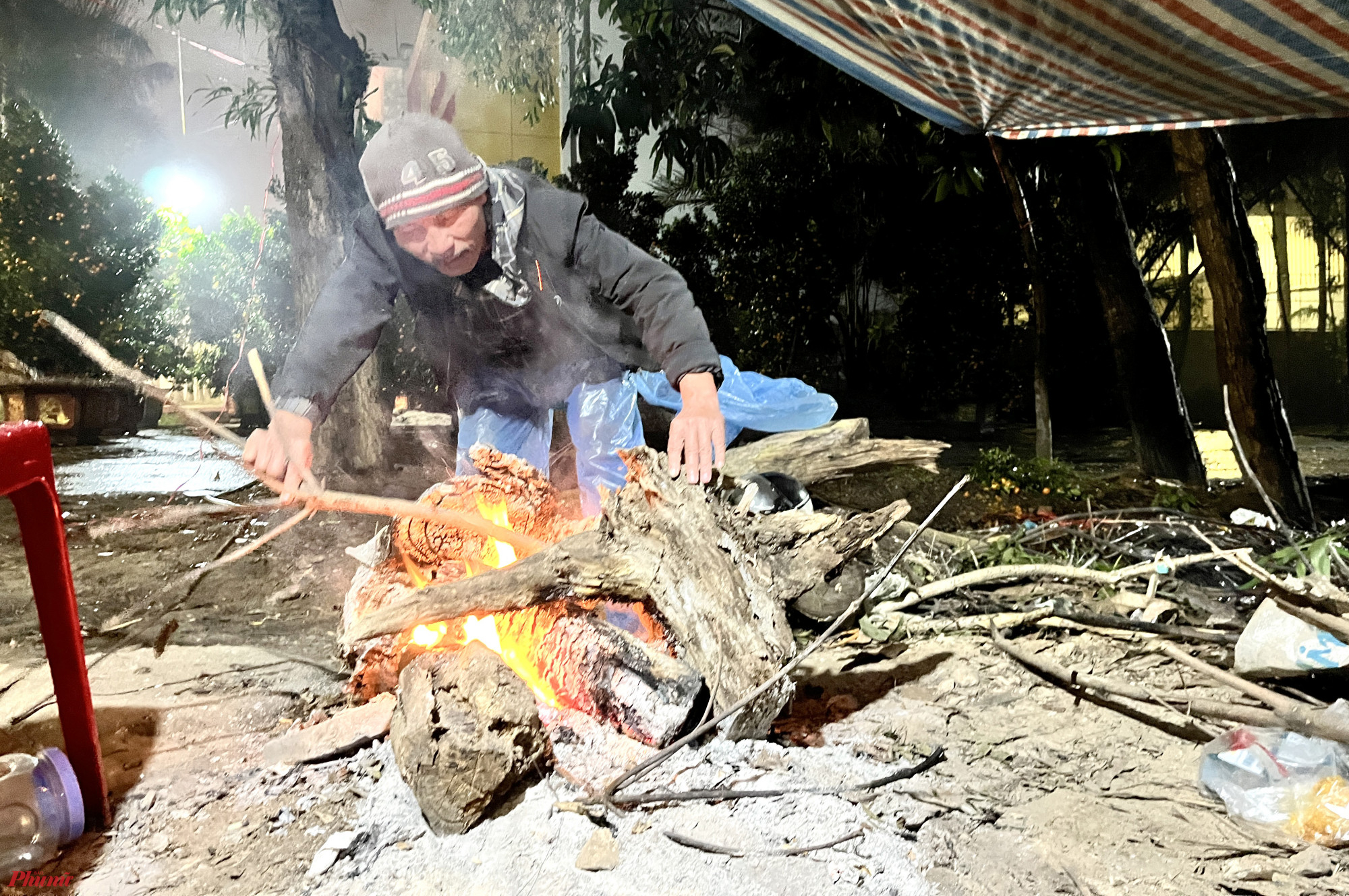 Ông Bùi Đình Hồng (quê xã Nghi Kim, TP Vinh) cho biết, việc bán đào tết thường chỉ kéo dài đến khoảng 10g tối 30 tết. Thời điểm này, nếu còn nhiều hàng, họ cũng chỉ giảm giá nhẹ chứ không bán phá giá. “Như đào cổ thụ này nếu bán không được thì chúng tôi có thể vận chuyển ngược ra Bắc trồng để tết năm sau đem về. Nhưng như vậy rất tốn kém chi phí vận chuyển. Tết năm ngoái bán không hết, chúng tôi để lại mấy chục cây qua giao thừa bị mất cắp hết” - ông Hồng nói.