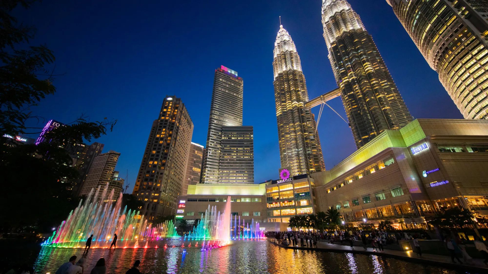 Kuala Lumpur, không chỉ là thủ đô sôi động của Malaysia mà còn là điểm đến tuyệt vời nhất cho những người muốn khám phá sự kết hợp giữa mua sắm và văn hóa độc đáo. Bước chân của bạn nên hướng về Bukit Bintang, con đường nổi tiếng với hàng loạt trung tâm thương mại lớn nhỏ, tạo nên không khí mua sắm sôi động quanh năm. Tại đây, shopping mall lớn nối tiếp nhau, cung cấp đủ loại mặt hàng và mức giá, đặc biệt là thời trang, kính mũ, giày dép - đáp ứng mọi sở thích mua sắm của bạn.  Nếu bạn đang tìm kiếm món quà lưu niệm thủ công, hãy ghé thăm Central Market, nơi có không gian pha trộn độc đáo giữa văn hóa mua sắm của người Hoa và người Malay. Khu chợ này không chỉ là điểm mua sắm, mà còn là trải nghiệm độc đáo để khám phá sự hòa quyện của những nền văn hóa đa dạng.  Để chiêm ngưỡng toàn bộ vẻ đẹp của Kuala Lumpur, đừng bỏ lỡ tháp Menara Kuala Lumpur (KL Tower) với độ cao 421 mét. Tại đây, bạn có cơ hội trải nghiệm những bộ phim 4D đặc sắc hoặc thách thức bản thân với lái xe trên đường đua F1. Đối với cá nhân yêu thích đèn đêm, cây cầu nối tháp đôi Petronas tại tầng thứ 41 là một điểm ngắm cảnh tuyệt vời, khi thành phố lấp lánh dưới ánh đèn buổi tối. Nếu bạn quan tâm đến góc đặc biệt của Malaysia, hãy ghé thăm Bảo tàng Ngân hàng Tiền Tệ Negara. Nơi này không chỉ là kho tàng lịch sử về đồng Ringit, mà còn là bảo tàng mang đến cái nhìn chi tiết về sự phát triển của nền kinh tế tài chính Malaysia và thậm chí là toàn cầu. Trải nghiệm không chỉ dừng lại ở lịch sử tiền tệ mà còn mở rộng kiến thức về cung-cầu và quy luật cơ bản của tài chính thế giới.