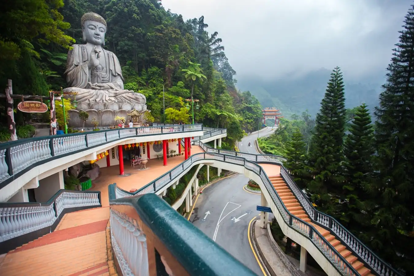 Cao nguyên Genting, được biết đến như thành phố trong mây, tọa lạc khoảng 50 km từ thủ đô Kuala Lumpur của Malaysia, là một điểm đến giải trí đích thực. Đây có thể được so sánh với Las Vegas ngay giữa bầu trời của Malaysia, với sòng bạc, trung tâm mua sắm, khu vui chơi, phòng hòa nhạc, và nhiều tiện ích khác.  Các sòng bạc tại Genting nổi tiếng với sự hiện đại và quy mô lớn, với số lượng máy đánh bạc khổng lồ, mở cửa 24/24 vào tất cả các ngày trong tuần. Tuy nhiên, chúng thường chỉ phục vụ du khách nước ngoài do hầu hết người dân Malaysia theo đạo Hồi và không được phép tham gia các hoạt động đánh bạc.  Một trong những điểm thu hút lớn nhất trên cao nguyên Genting là công viên chủ đề Theme Park, nơi có đủ các trò chơi hấp dẫn, phù hợp cho mọi lứa tuổi. Vào cuối tuần, du khách có thể thưởng thức những màn trình diễn vui nhộn của các chú hề và những chú linh vật dễ thương.  Trước khi đặt chân đến đỉnh núi, du khách sẽ bắt gặp miếu Thanh Thủy Nham với kiến trúc truyền thống của người Trung Hoa, mang đến không khí thanh tịnh và cổ kính. Điều này làm nổi bật thêm vẻ đẹp độc đáo của Cao nguyên Genting và tạo nên trải nghiệm thú vị cho những ai muốn khám phá thiên đường giải trí ấn tượng này.