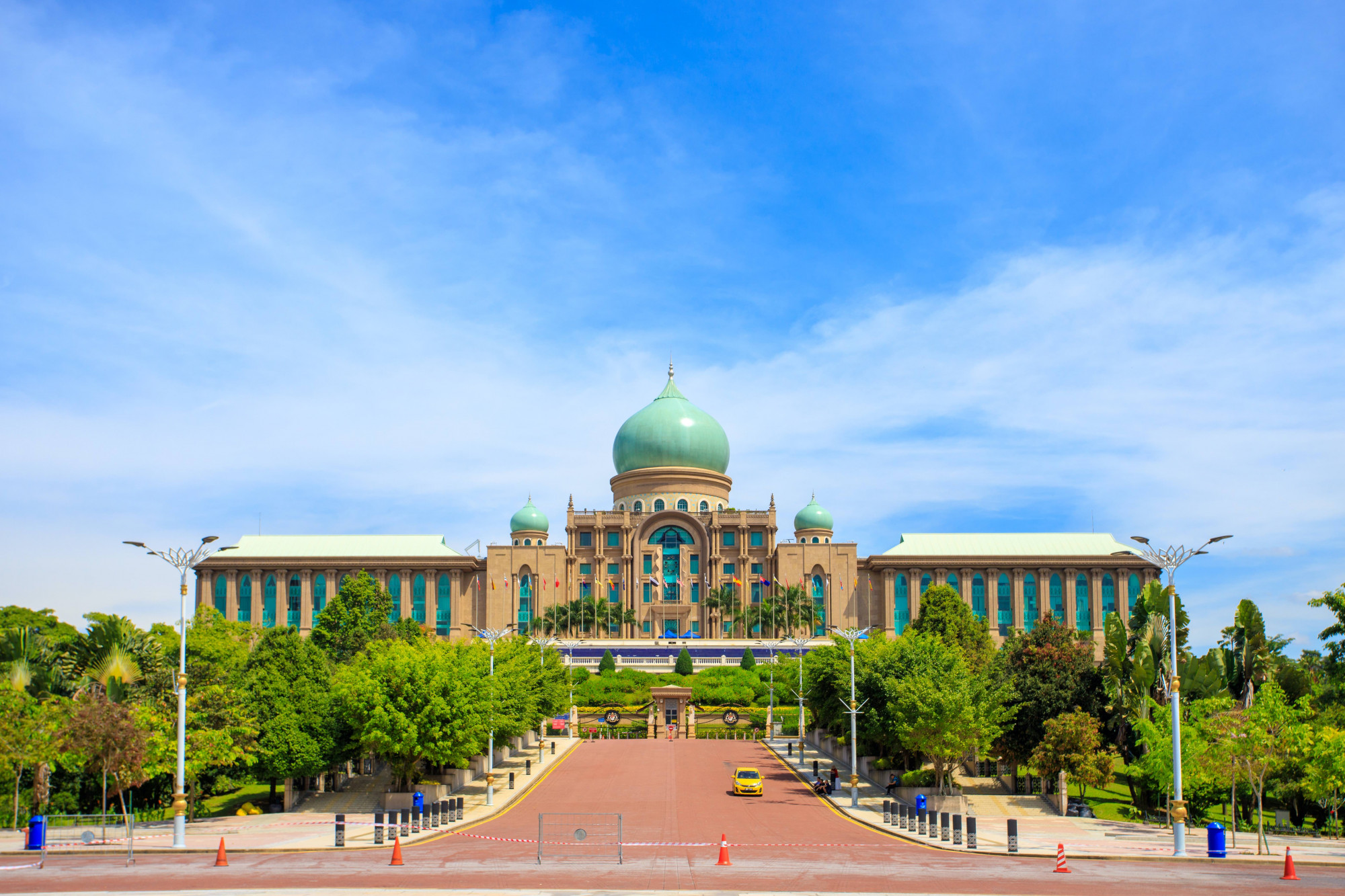 Putrajaya, thủ đô hành chính của Malaysia, là điểm đến mới mẻ và độc đáo, chắc chắn sẽ gây ấn tượng mạnh mẽ với du khách. Cách thành phố sôi động Kuala Lumpur 25 km, Putrajaya tự hào với kiến trúc thành phố vườn, với công trình nhà cửa chỉ chiếm 25% diện tích, còn lại là không gian xanh của công viên, khu thể thao và vườn thiên nhiên.  Thành phố này thể hiện tham vọng lớn lao của Malaysia khi xây dựng một kỳ quan văn hóa nghệ thuật, do chính người Malaysia thiết kế. Điểm độc đáo là sự kết hợp của giá trị truyền thống hiện hữu trong từng ngõ ngách của Putrajaya. Những ngọn đèn đường được thiết kế cách điệu như những bó đuốc vĩnh cửu, làm sáng bừng toàn bộ thành phố, tạo nên không khí phá cách và độc đáo.  Đến với Putrajaya, du khách không thể bỏ qua đền thờ Hồi giáo Masjid Putra - một công trình tôn giáo đẹp như tranh với mái vòm màu hồng lung linh bên hồ trong veo, tạo nên khung cảnh tuyệt vời và kỳ ảo. Những cây cầu qua hồ Putrajaya, đặc biệt là cây cầu Putra - cầu hai tầng đầu tiên của Malaysia, cầu Seri Gemilang được trang trí bằng vàng và đá cẩm thạch, đều là điểm cuốn hút không thể bỏ qua.  Trung tâm hội nghị Putrajaya, đặt trên một quả đồi, mang đến tầm nhìn bao quát toàn bộ thành phố. Vở nhạc kịch Rain Forrest tại đây là một trải nghiệm không thể bỏ qua, kết hợp âm nhạc, nội dung hấp dẫn và màn trình diễn đầy thách thức, thể hiện quan điểm yêu thiên nhiên và lòng yêu thương của người dân Malaysia. Putrajaya, nơi hội tụ giữa nghệ thuật và văn hóa, chắc chắn sẽ là điểm đến thú vị trong hành trình của bạn.