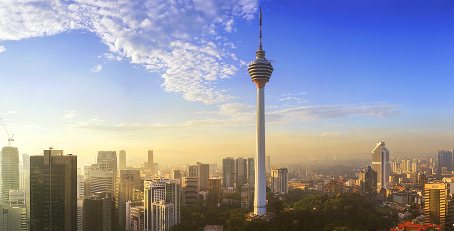 Kuala Lumpur, không chỉ là thủ đô sôi động của Malaysia mà còn là điểm đến tuyệt vời nhất cho những người muốn khám phá sự kết hợp giữa mua sắm và văn hóa độc đáo. Bước chân của bạn nên hướng về Bukit Bintang, con đường nổi tiếng với hàng loạt trung tâm thương mại lớn nhỏ, tạo nên không khí mua sắm sôi động quanh năm. Tại đây, shopping mall lớn nối tiếp nhau, cung cấp đủ loại mặt hàng và mức giá, đặc biệt là thời trang, kính mũ, giày dép - đáp ứng mọi sở thích mua sắm của bạn.  Nếu bạn đang tìm kiếm món quà lưu niệm thủ công, hãy ghé thăm Central Market, nơi có không gian pha trộn độc đáo giữa văn hóa mua sắm của người Hoa và người Malay. Khu chợ này không chỉ là điểm mua sắm, mà còn là trải nghiệm độc đáo để khám phá sự hòa quyện của những nền văn hóa đa dạng.  Để chiêm ngưỡng toàn bộ vẻ đẹp của Kuala Lumpur, đừng bỏ lỡ tháp Menara Kuala Lumpur (KL Tower) với độ cao 421 mét. Tại đây, bạn có cơ hội trải nghiệm những bộ phim 4D đặc sắc hoặc thách thức bản thân với lái xe trên đường đua F1. Đối với cá nhân yêu thích đèn đêm, cây cầu nối tháp đôi Petronas tại tầng thứ 41 là một điểm ngắm cảnh tuyệt vời, khi thành phố lấp lánh dưới ánh đèn buổi tối. Nếu bạn quan tâm đến góc đặc biệt của Malaysia, hãy ghé thăm Bảo tàng Ngân hàng Tiền Tệ Negara. Nơi này không chỉ là kho tàng lịch sử về đồng Ringit, mà còn là bảo tàng mang đến cái nhìn chi tiết về sự phát triển của nền kinh tế tài chính Malaysia và thậm chí là toàn cầu. Trải nghiệm không chỉ dừng lại ở lịch sử tiền tệ mà còn mở rộng kiến thức về cung-cầu và quy luật cơ bản của tài chính thế giới.