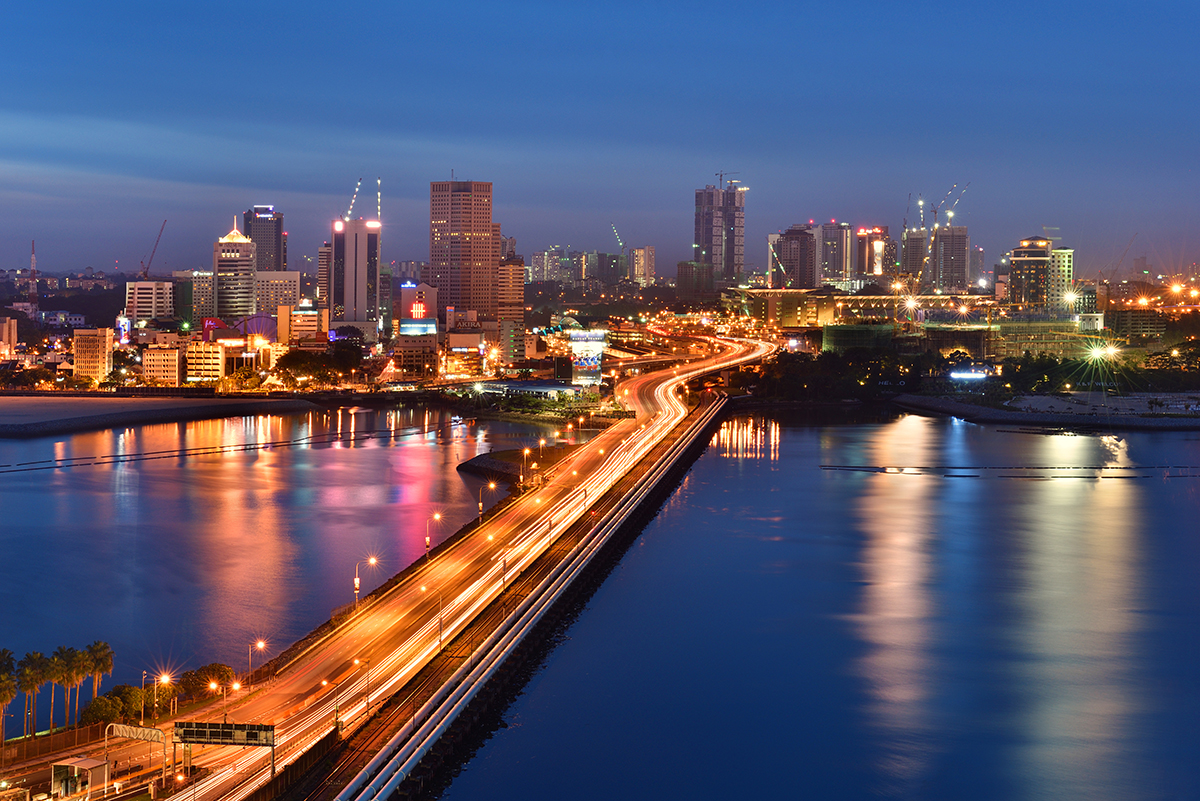 Johor Bahru, một đô thị nổi tiếng ngày càng trở thành điểm đến lý tưởng cho du khách muốn khám phá vẻ đẹp của Malaysia. Trong khoảng 1-2 năm trở lại đây, du khách Việt Nam mới bắt đầu biết đến sự hấp dẫn của thành phố này. Johor Bahru có sự đa dạng về thiên nhiên với núi, rừng và biển đảo, đặc biệt nổi tiếng với nông trại Desaru và những phố ẩm thực lâu đời. Tuy nhiên, điều đặc biệt nhất khi nhắc đến Johor Bahru chính là những công viên giải trí theo chủ đề, đang thu hút đông đảo fan trên toàn thế giới. Các công viên như Legoland, Hello Kitty, Angry Bird, và Khủng Long mang đến không khí vui nhộn và hứng khởi cho mọi du khách. Đặc biệt là Legoland và Hello Kitty, nơi bạn có thể thỏa sức vui đùa và chụp ảnh không ngừng, tạo ra những kỷ niệm đáng nhớ.  Khám phá Johor Bahru không chỉ là trải nghiệm giải trí mà còn là cơ hội để tận hưởng không gian mua sắm hoành tráng. Johor Premium Outlet là điểm đến lý tưởng, nơi du khách có thể săn lùng những sản phẩm hàng hiệu với giá giảm đặc biệt. Đối với các gia đình, Johor Bahru chính là nơi mà mọi người lạc đến và không muốn rời đi, để trải nghiệm một thế giới giải trí phong phú và sôi động.