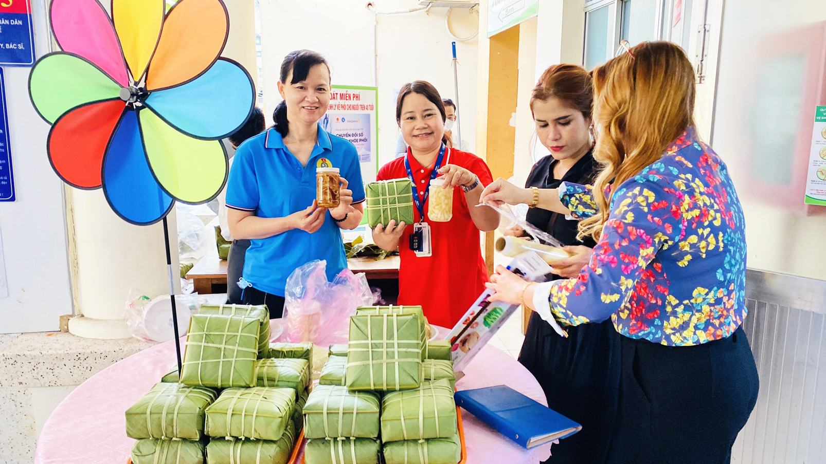 100 chiếc bánh chưng đã được trao cho các bệnh nhân có hoàn cảnh khó khăn tại Bệnh viện Lê Văn Thịnh - ẢNH: T.C.