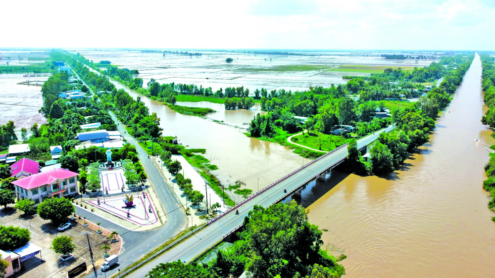 Tuyến đường nhựa trên kênh Ông Kiệt nối 2 tỉnh An Giang và Kiên Giang nay được đầu tư hoàn chỉnh, giúp cho việc đi lại thuận tiện hơn - Ảnh: Văn Phước