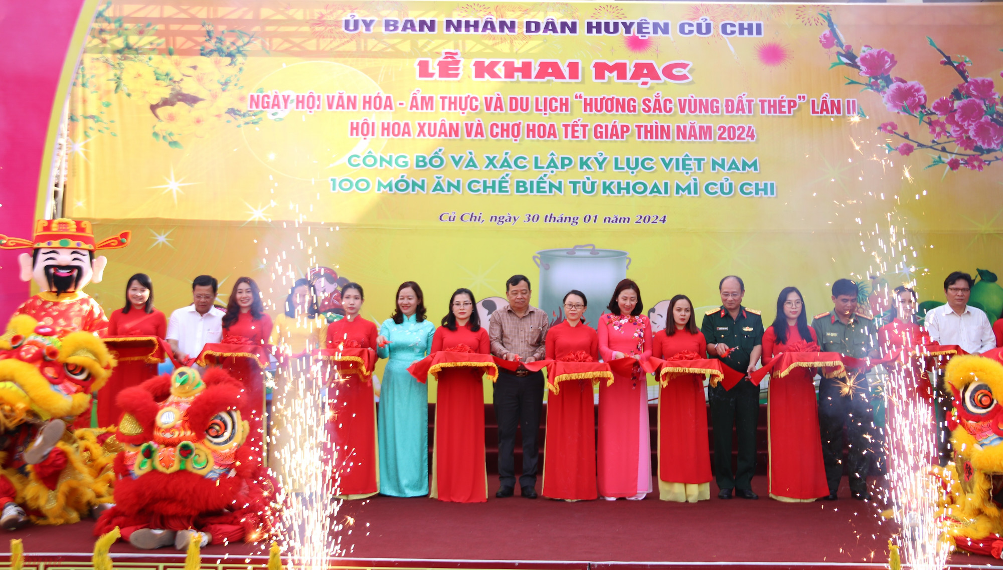 Các đại biểu thực hiện nghi thức cắt băng khai mạc Ngày hội “Hương sắc vùng đất thép” - Hội hoa Xuân - Chợ hoa Tết Nguyên đán Giáp Thìn năm 2024