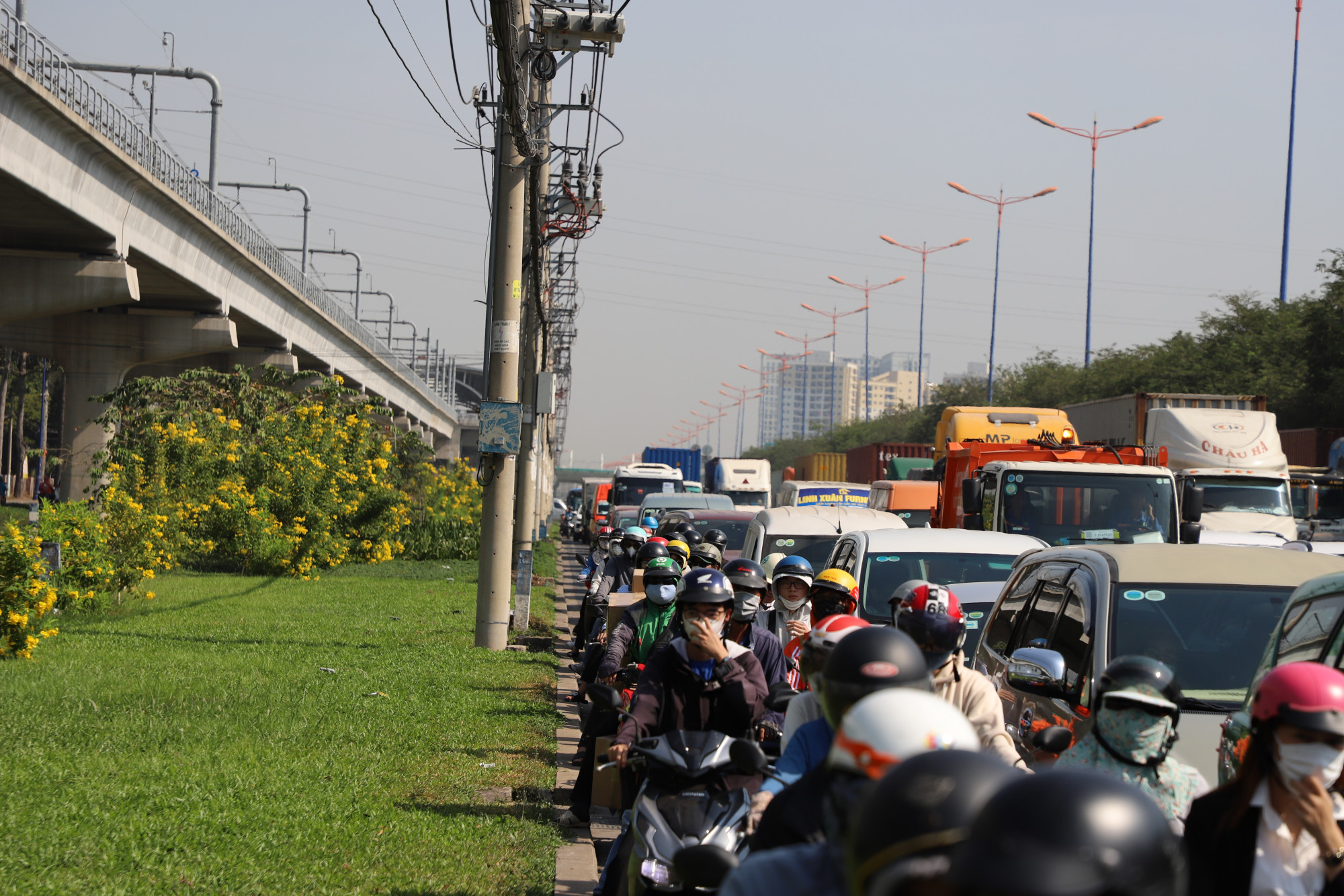 Đến hơn 10h00 trưa cùng ngày, giao thông trên tuyến đường này vẫn còn gặp khó khăn.