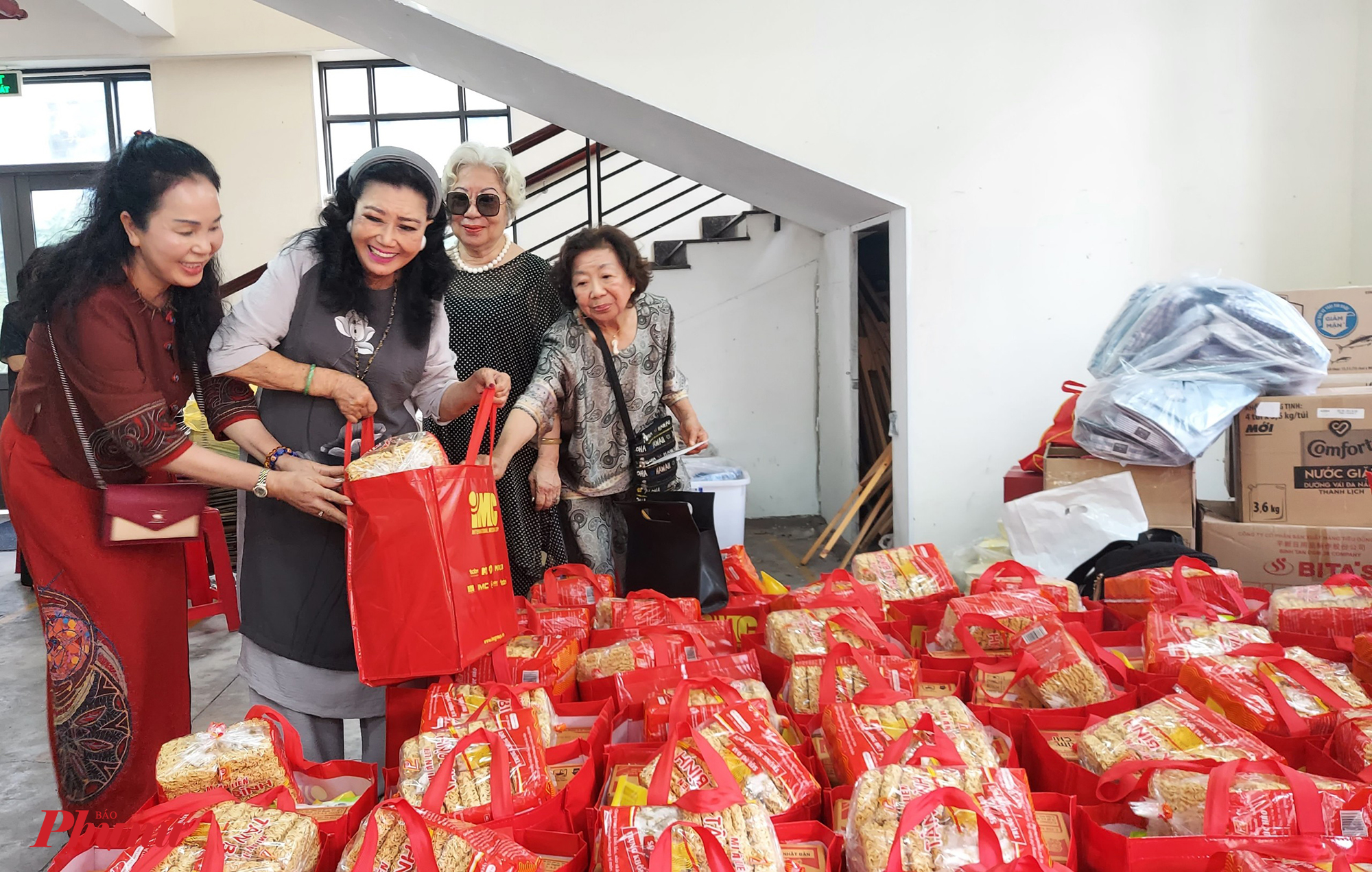 NSND Kim Cương chuẩn bị nhiều quà cho nghệ sĩ đón tết
