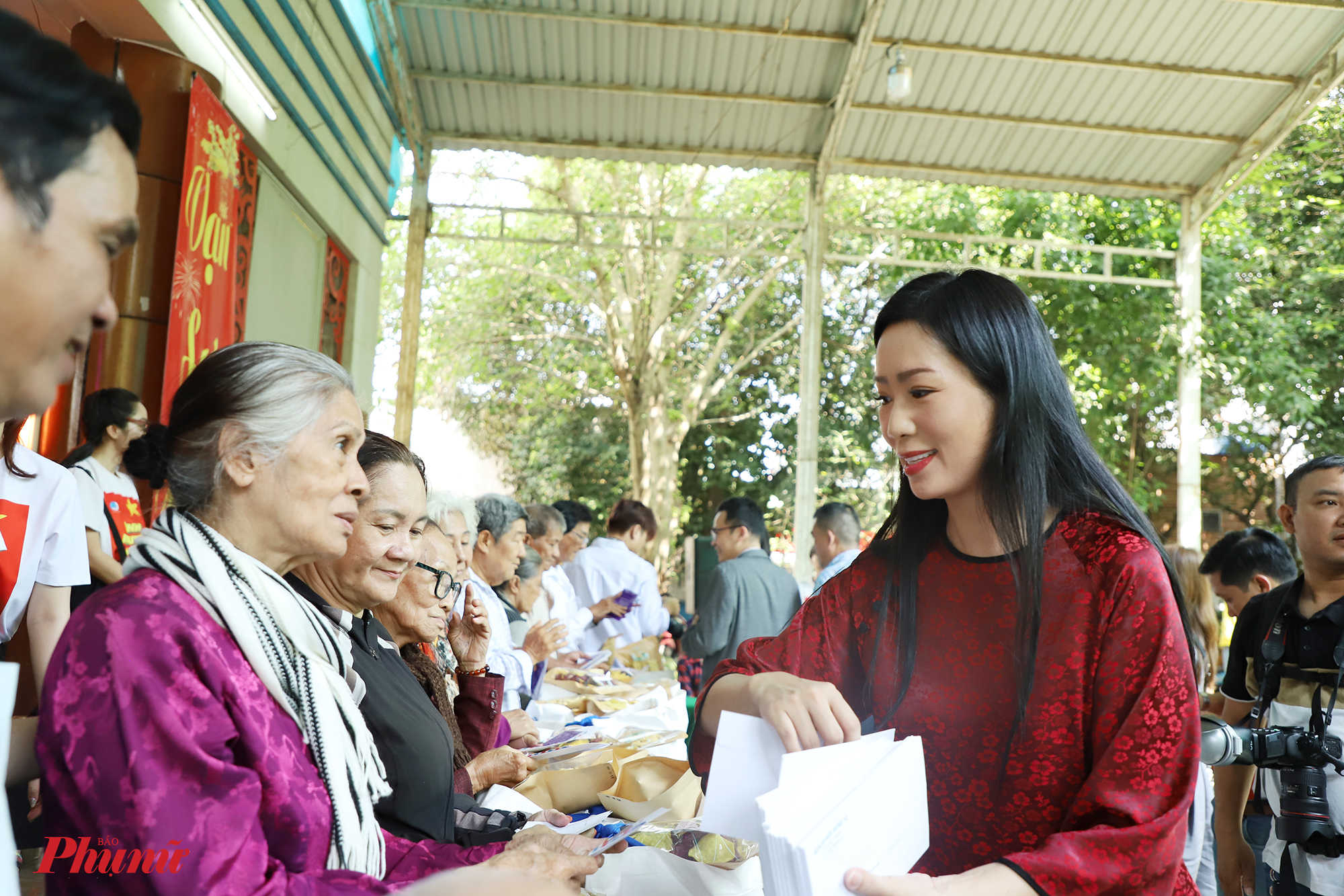 NSND Trịnh Kim Chi tặng quà cho các nghệ sĩ