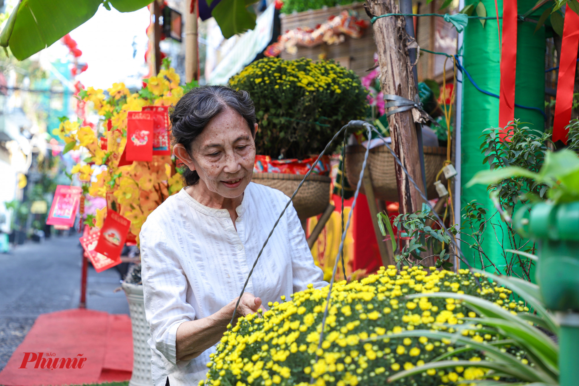 Cô Nguyễn Thị Điệp – người dân tại con hẻm 153 Nguyễn Thị Minh Khai chia sẻ, năm nào khu phố cũng lên ý tưởng trang trí con hẻm này rực rỡ để chào đón năm mới, mang không khí Tết đến Xuân về khắp khu phố.