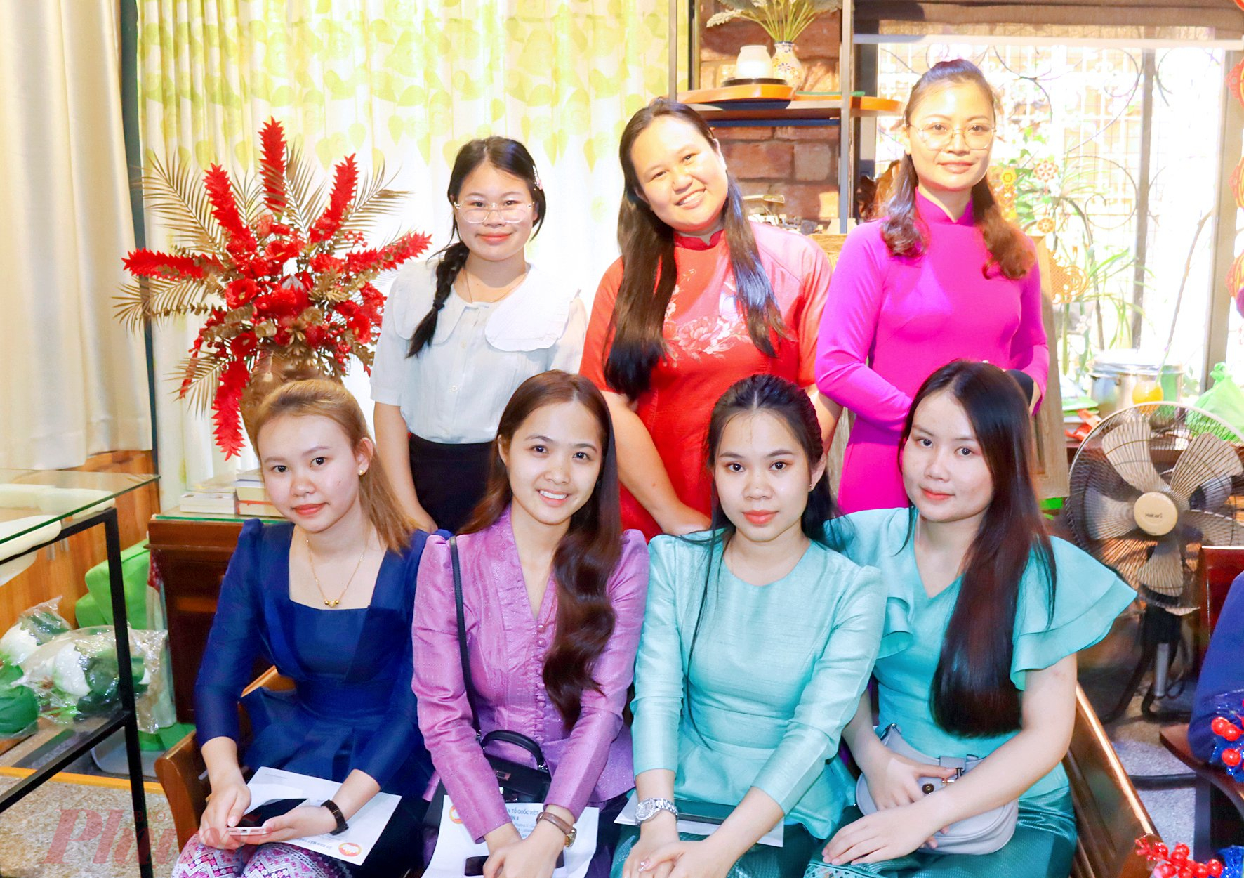 Tại quận 8, sự tham gia của các sinh viên Lào được gia đình hội viên phụ nữ nhận nuôi trong các hoạt động mừng xuân
