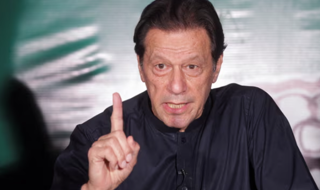 Cựu Thủ tướng Pakistan Imran Khan và vợ ông Bushra Bibi đã bị kết án 14 năm tù vì tội tham nhũng. Ảnh: Mohsin Raza/Reuters