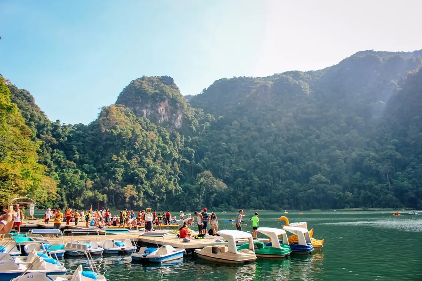 Tượng đại bàng Langkawi Tượng đại bàng là địa điểm check – in nổi tiếng nhất tại Langkawi. Bức tượng đại bàng cao đến 12 m, có màu nâu đỏ, nằm nổi bật giữa hòn đảo. Mỗi buổi tối, khi hệ thống đèn bật mở, bức tượng lại càng trở nên lung linh, huyền ảo. Do đó, dù nằm khá xa trung tâm nhưng khu vực này lúc nào cũng tấp nập khách tham quan, du lịch.  Tượng đại bàng Langkawi Tượng đại bàng - biểu tượng của hòn đảo Langkawi @shutterstock  Cầu Langkawi Sky Cầu Langkawi Sky là điểm đến mà bạn không thể bỏ qua khi đi du lịch Langkawi. Đây là cây cầu dây văng chỉ dành cho người đi bộ, dài 125 m, rộng 1,8 m, ở giữa cầu có một lối đi rộng hơn. Cầu nằm trên đỉnh Gunung Mat Chinchang, ở độ cao khoảng 660 m so với mực nước biển.  Cầu Langkawi Sky Langkawi Sky - cây cầu treo kỳ dị nhất thế giới @shutterstock  Langkawi Sky được xây dựng và lắp ráp trong nhiều năm, vật liệu được vận chuyển lên đỉnh núi bằng trực thăng. Cây cầu cũng được bình chọn là một trong những cây cầu treo kỳ dị nhất thế giới.  Các bãi biển xinh đẹp tại Langkawi Nhắc đến Langkawi, người ta sẽ nghĩ ngay đến những bãi biển đẹp và du lịch biển cũng chính là thế mạnh của hòn đảo này. Tất cả các bãi tắm ở đảo đều rộng và hoang sơ, làn nước trong xanh, bờ cát trắng mịn trải dài. Đến với nơi đây, du khách nhất định phải ghé thăm các bãi biển sau:  Pantai Cenang  Pantai Cenang được đánh giá là bãi biển đẹp nhất trên đảo Langkawi. Bên cạnh cảnh sắc biển trời tươi đẹp, Pantai Cenang còn là nơi hội tụ của các khách sạn, nhà hàng và khu nghỉ dưỡng cao cấp.