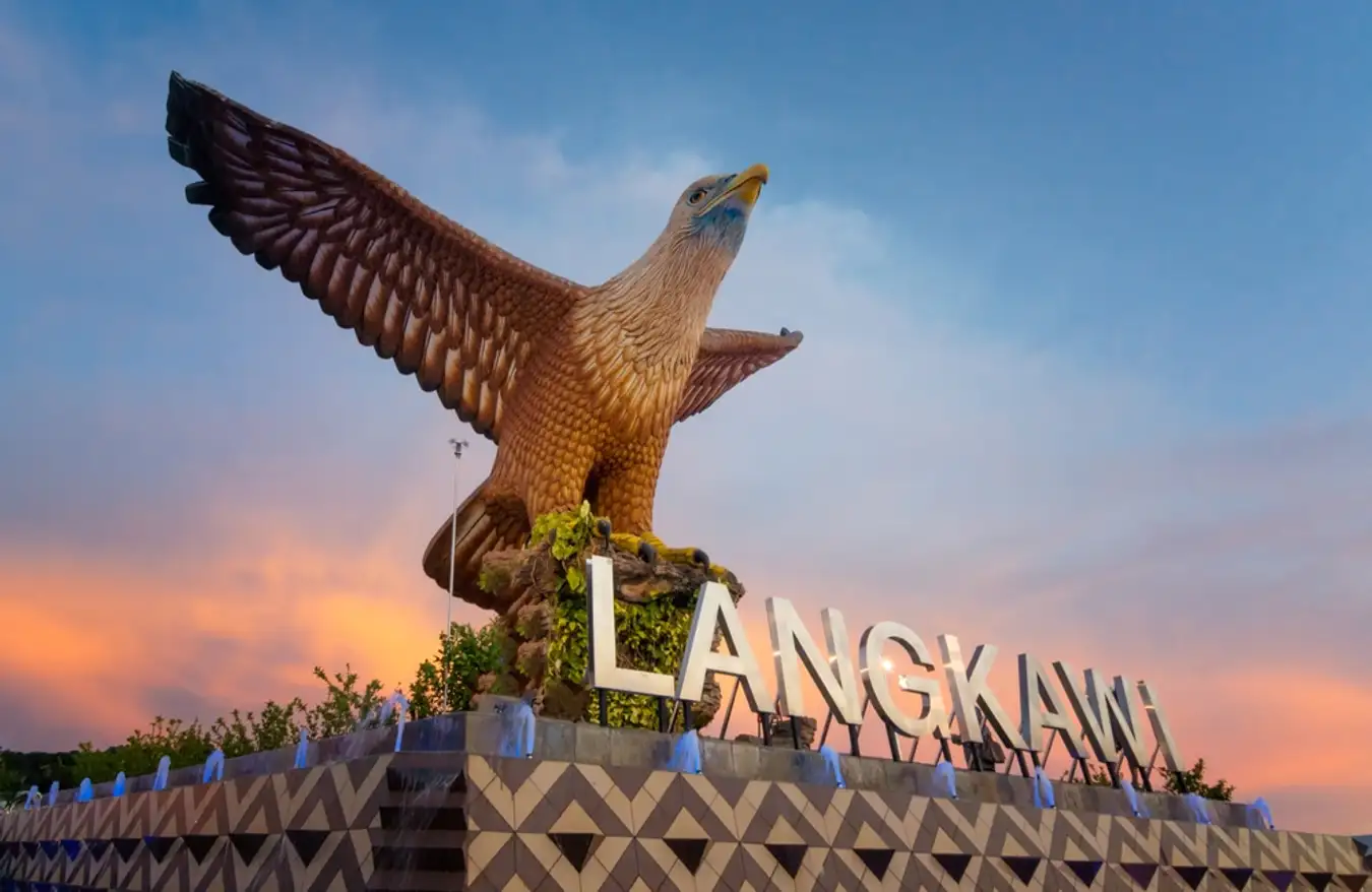 Langkawi là một quần đảo nằm ở phía tây bắc Malaysia, được biết đến với những bãi biển xinh đẹp, rừng rậm nhiệt đới và những cánh lúa đẹp như tranh vẽ. Du lịch Langkawi, du khách như lạc vào một bức tranh thiên nhiên nhiệt đới với vô số những cảnh đẹp và trải nghiệm thú vị. Bên cạnh đó, nhờ chính sách miễn thuế mà nơi đây đã trở thành thiên đường và điểm đến lý tưởng cho các tín đồ mua sắm.