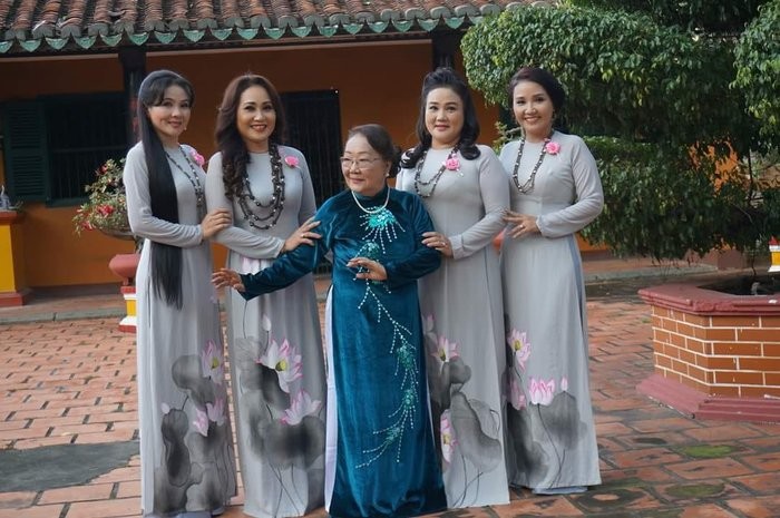 Nghệ sĩ Thanh Hằng (thứ 2 từ trái sang phải) bên mẹ và các chị em trong gia đình.
