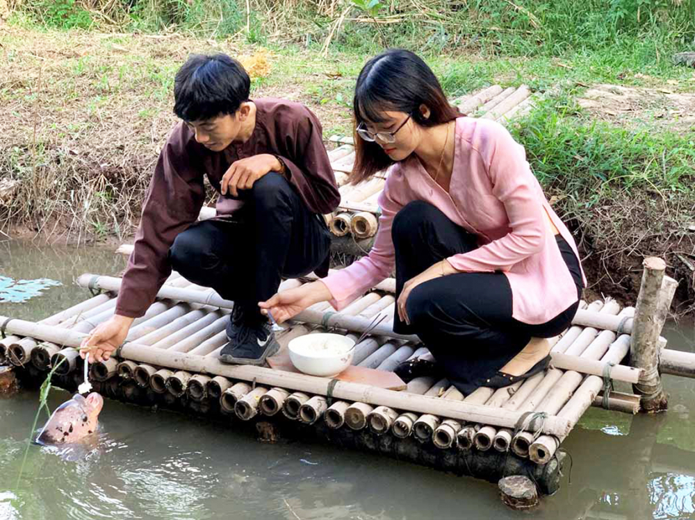  là cho những con cá không còn sức búng ra riêng, tập làm quen với trò mới là bú bình. Ban đầu, anh dùng âm thanh dẫn dụ, tạo sự gần gũi rồi dùng bình bú sữa (dành cho trẻ sơ sinh) cho cá bú thức ăn công nghiệp. Có con hiếu động, tham lam, giật luôn bình để bú một mình, tạo ra cảnh ngộ nghĩnh, vui mắt. 