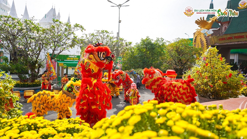 Không khí xuân tràn ngập khắp nơi trong khu du lịch