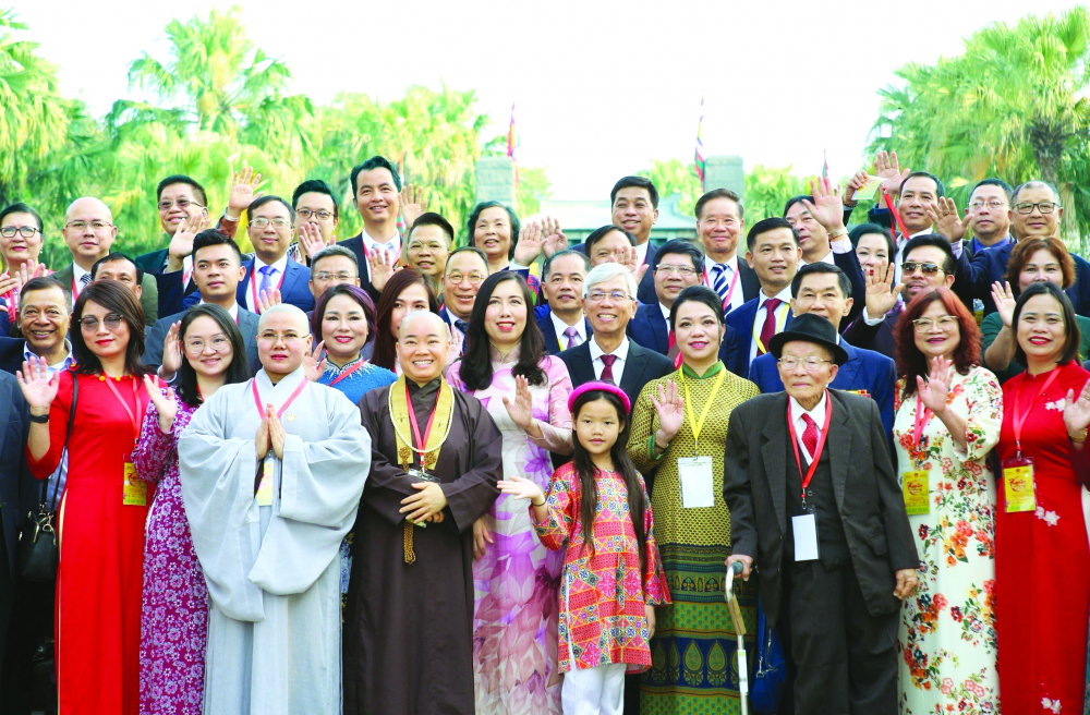 Thứ trưởng Bộ Ngoại giao Lê Thị Thu Hằng (hàng đầu, thứ sáu từ phải sang) và Phó chủ tịch UBND TPHCM Võ Văn Hoan (thứ năm từ phải sang) chụp ảnh cùng đoàn kiều bào đến dâng hương tưởng niệm các Vua Hùng tại công viên Lịch sử, Văn hóa dân tộc TPHCM trong chương trình Xuân quê hương 2024 - ẢNH: PHÙNG HUY