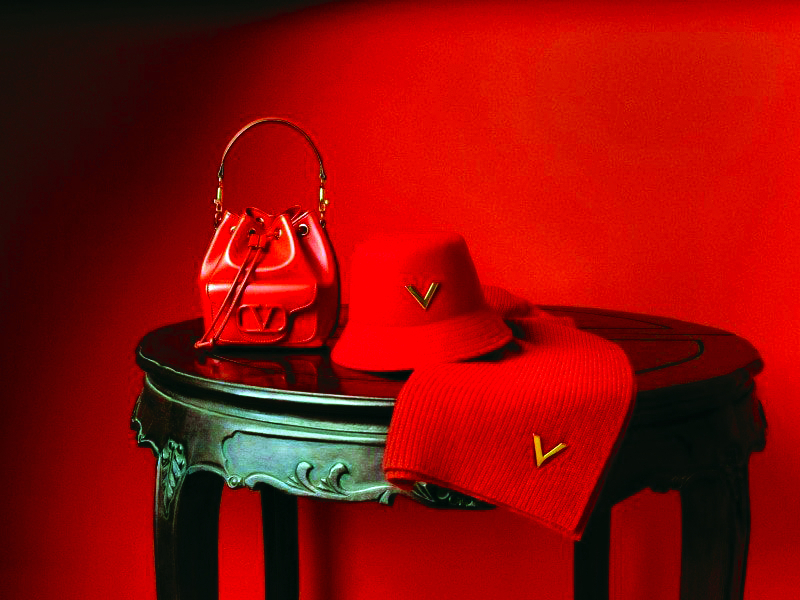 Nhà Valentino theo đuổi phong cách tối giản với các thiết kế mang sắc đỏ rực rỡ