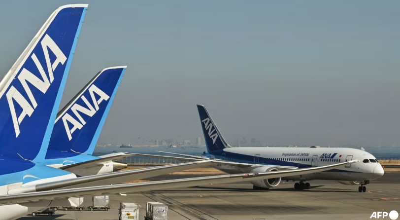 Một chiếc máy bay chở khách của hãng All Nippon Airways (ANA) của Nhật Bản chạy qua những chiếc khác đậu ở cổng Sân bay Quốc tế Tokyo ở Haneda ở Tokyo vào ngày 24 tháng 1 năm 2024. (Ảnh chụp: AFP/Richard A. Brooks)